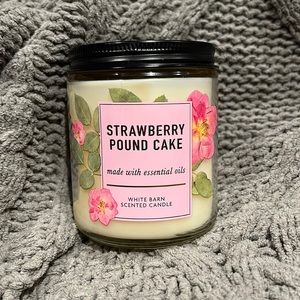 Bath and Body Works Strawberry Pound Cake Candle, 7 Oz